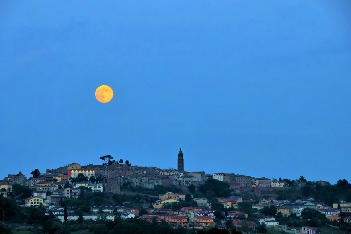 Tra arte e paesaggi unici: Peccioli diventa un museo a cielo aperto nella Valdera