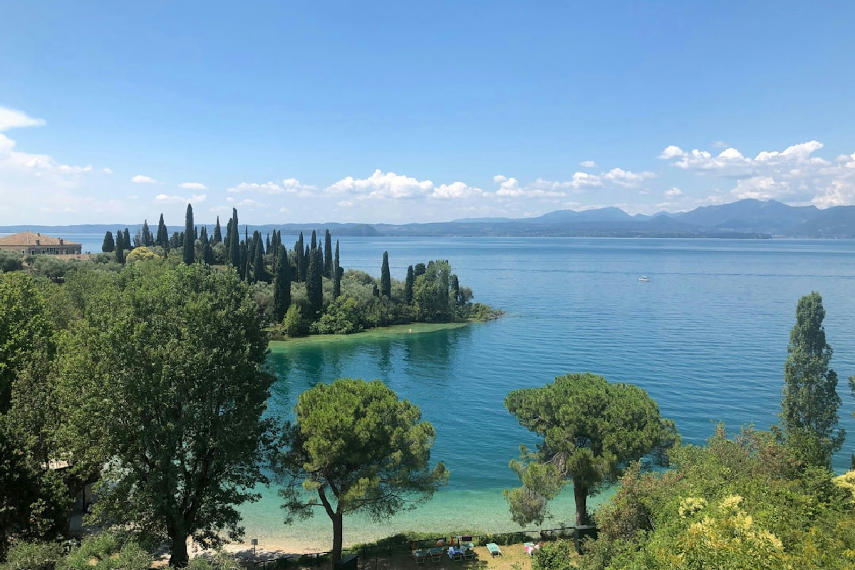 Tra eremi e limonaie: il fascino unico della Lombardia tra sentieri sospesi e panorami mozzafiato