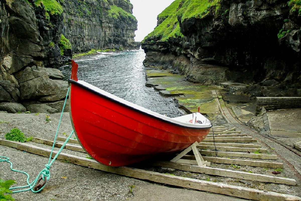 Isole Faroe: paesaggi selvaggi, tradizioni autentiche e attività imperdibili da vivere sul posto