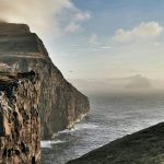 Isole Faroe: paesaggi selvaggi, tradizioni autentiche e attività imperdibili da vivere sul posto