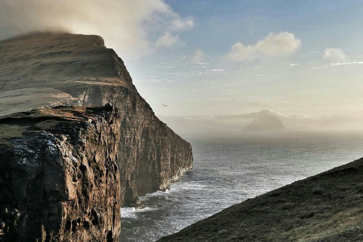 Isole Faroe: paesaggi selvaggi, tradizioni autentiche e attività imperdibili da vivere sul posto